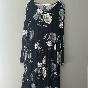 Super soft Old navy women’s black/white/gray dress